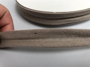 Fast skråbånd - dobbelt gauze i mørk beige, 20 mm